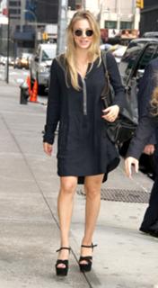 Kaley Cuoco's Feet (513331)
