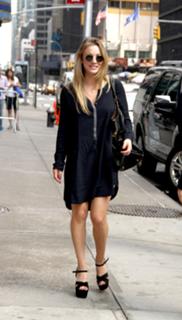 Kaley Cuoco's Feet (513333)