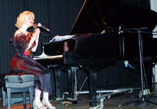 Nellie McKay's Feet (602315)