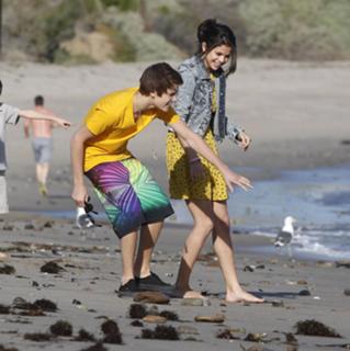 Selena Gomez's Feet (615117)