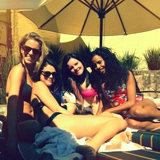 Selena Gomez's Feet (627738)