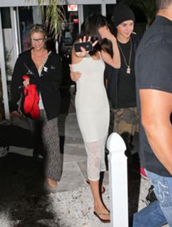 Selena Gomez's Feet (632007)