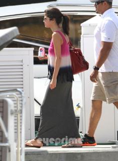 Selena Gomez's Feet (632305)