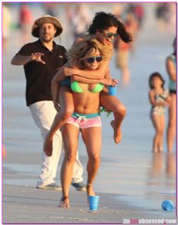 Selena Gomez's Feet (634235)