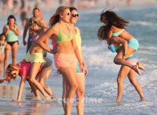 Selena Gomez's Feet (634237)