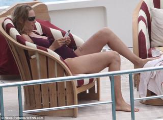 Uma Thurman's Feet (645685)