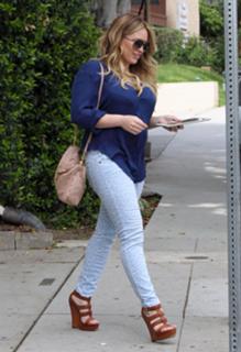 Hilary Duff's Feet (646392)