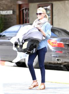 Charlize Theron's Feet (659407)
