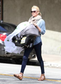 Charlize Theron's Feet (659408)