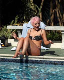 Hollie-Jay Bowes's Feet (660744)
