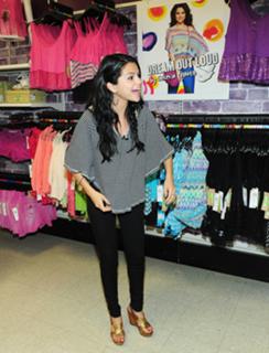 Selena Gomez's Feet (666853)