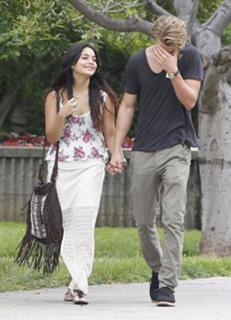 Vanessa Hudgens's Feet (676061)