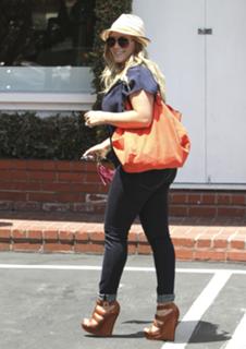 Hilary Duff's Feet (680370)