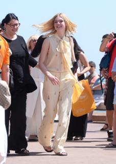 Elle Fanning's Feet - Photos, Shoe Size, and More | FeetDatabase.com