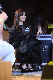 Jenna Ortega's Feet - Photos, Shoe Size, and More | FeetDatabase.com