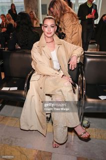 The best Anne Hathaway feet pictures 🤩